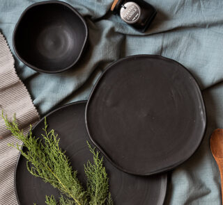 Dark Kisses Dinnerware SET For bold tables and beautiful contrasts A handcrafted stoneware dinnerware set finished in a rich matte glaze, designed for bold tables and everyday dining.