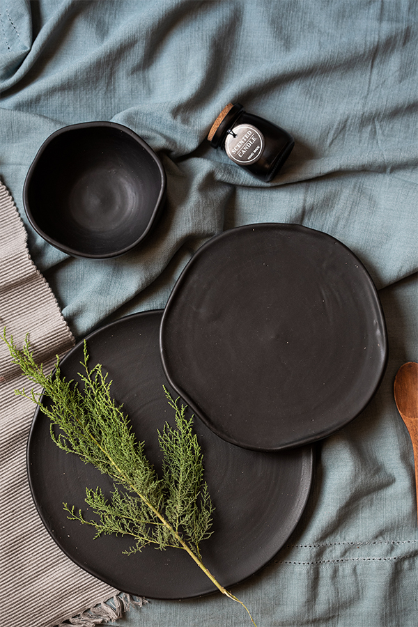 Dark Kisses Dinnerware SET For bold tables and beautiful contrasts A handcrafted stoneware dinnerware set finished in a rich matte glaze, designed for bold tables and everyday dining.
