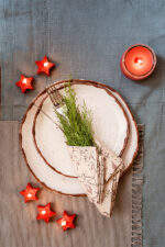 Rhea Angle Dinnerware SET Earth tones for grounded, beautiful tables A handcrafted stoneware dinnerware set in soft beige tones with subtle brown speckles and hand-finished brown edges, designed for warm and natural dining experiences.