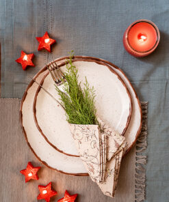 Rhea Angle Dinnerware SET Earth tones for grounded, beautiful tables A handcrafted stoneware dinnerware set in soft beige tones with subtle brown speckles and hand-finished brown edges, designed for warm and natural dining experiences.