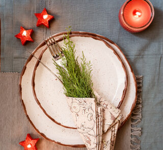Rhea Angle Dinnerware SET Earth tones for grounded, beautiful tables A handcrafted stoneware dinnerware set in soft beige tones with subtle brown speckles and hand-finished brown edges, designed for warm and natural dining experiences.