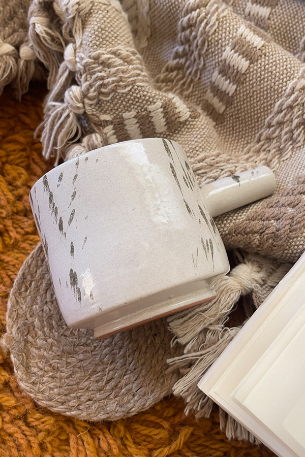 Sylva Stoneware Mug Familiar nature… seen in a deeper shade A creamy beige stoneware mug with soft olive speckles, inspired by traditional coffee rituals and quiet everyday moments.