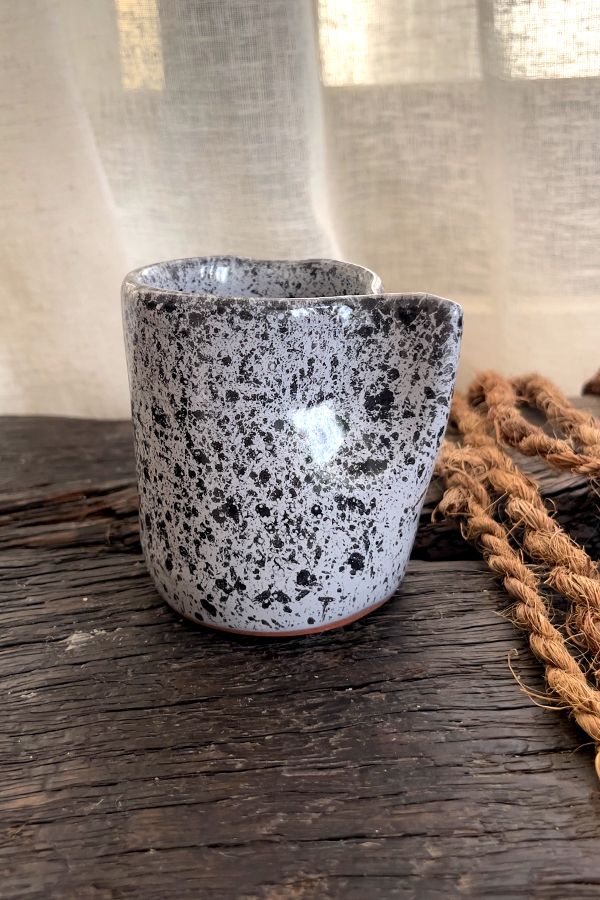 Ardo stoneware Cup Built for a grip that doesn’t negotiate A grounded stoneware mug designed for control, stability, and a confident everyday coffee moment.