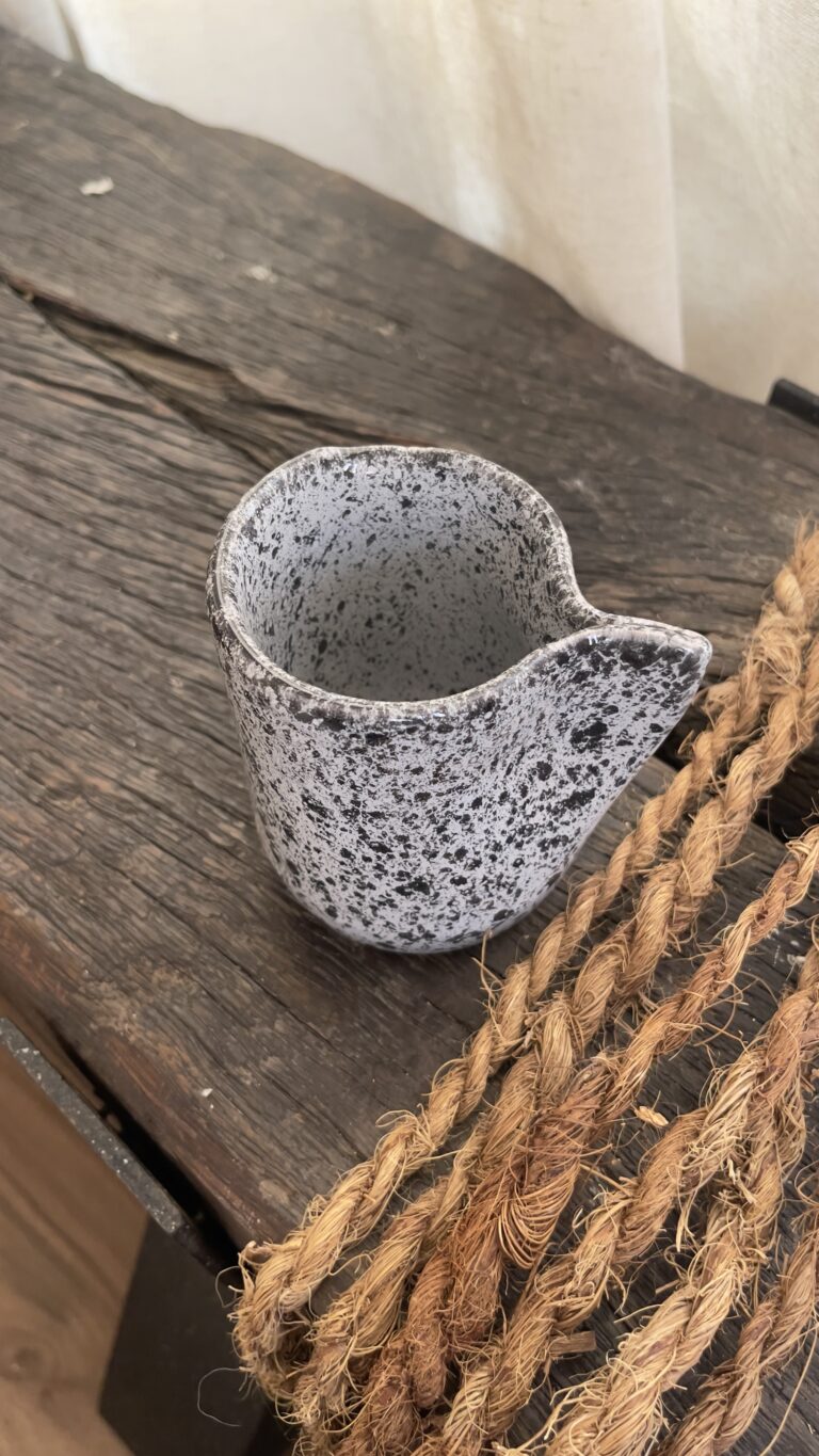 Ardo stoneware Cup Built for a grip that doesn’t negotiate A grounded stoneware mug designed for control, stability, and a confident everyday coffee moment.