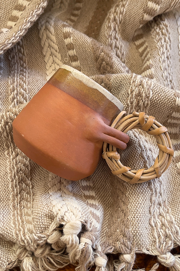 Bara Stoneware Mug Nothing extra. Just how it’s meant to feel A natural clay stoneware mug with a warm amber touch and a handcrafted bamboo handle, designed to feel raw, honest, and close to nature.
