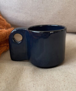 Gentleman Stoneware Mug Elegance that changes with the light A handcrafted glossy black stoneware mug that reveals deep blue and aubergine tones as the light shifts, creating a refined and dynamic character.