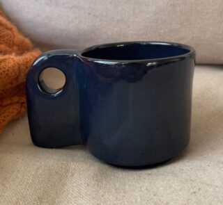 Gentleman Stoneware Mug Elegance that changes with the light A handcrafted glossy black stoneware mug that reveals deep blue and aubergine tones as the light shifts, creating a refined and dynamic character.