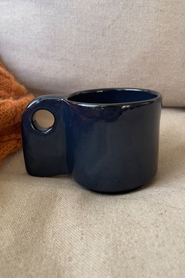 Gentleman Stoneware Mug Elegance that changes with the light A handcrafted glossy black stoneware mug that reveals deep blue and aubergine tones as the light shifts, creating a refined and dynamic character.