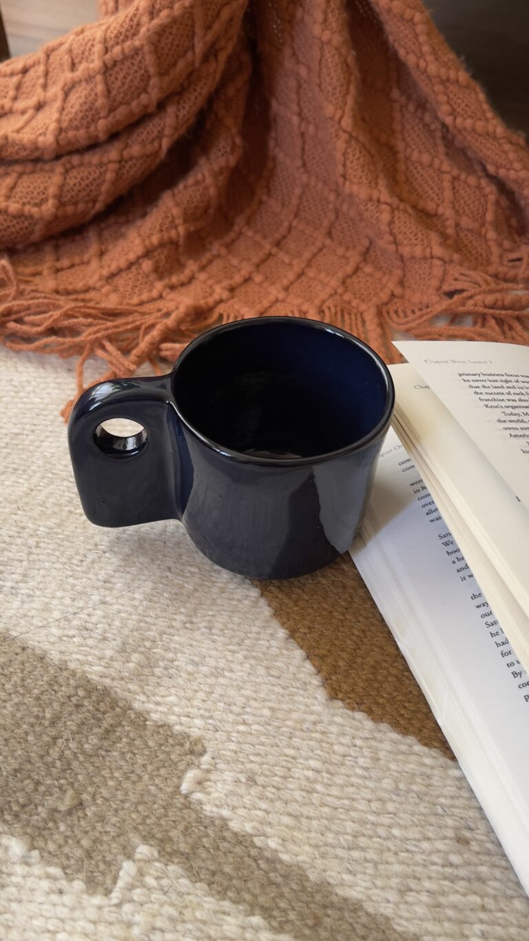 Gentleman Stoneware Mug Elegance that changes with the light A handcrafted glossy black stoneware mug that reveals deep blue and aubergine tones as the light shifts, creating a refined and dynamic character.