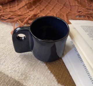 Gentleman Stoneware Mug Elegance that changes with the light A handcrafted glossy black stoneware mug that reveals deep blue and aubergine tones as the light shifts, creating a refined and dynamic character.