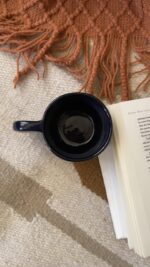Gentleman Stoneware Mug Elegance that changes with the light A handcrafted glossy black stoneware mug that reveals deep blue and aubergine tones as the light shifts, creating a refined and dynamic character.