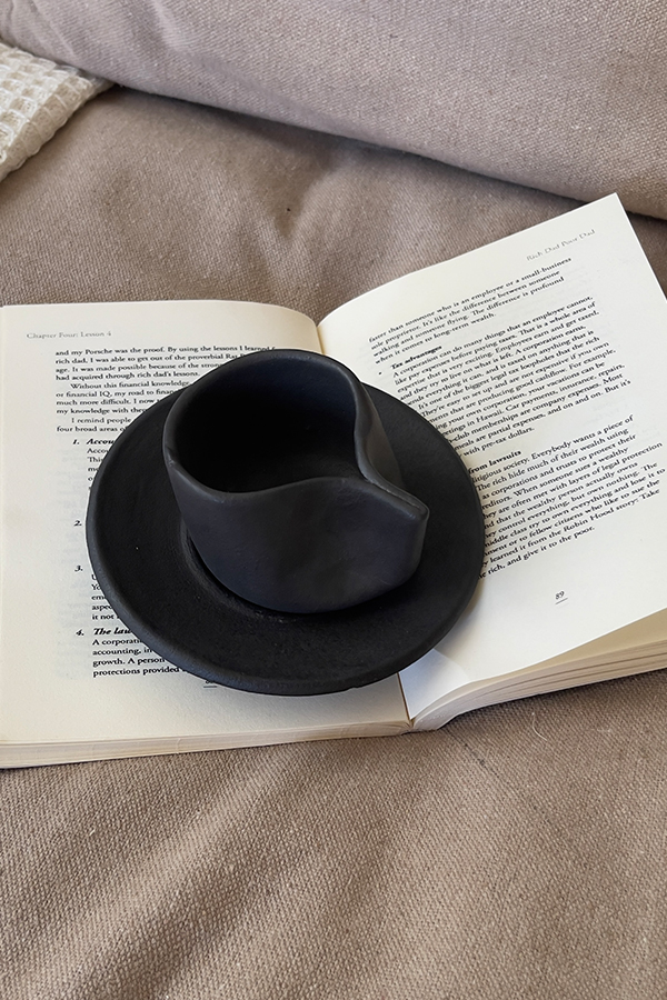 Kuro Kuro Stoneware Mug Quiet, but impossible to ignore A matte black stoneware cup and saucer made for slow, grounded coffee moments that don’t need explanation.