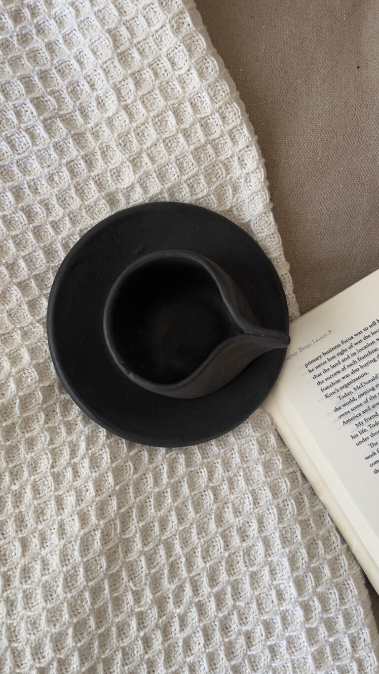 Kuro Kuro Stoneware Mug Quiet, but impossible to ignore A matte black stoneware cup and saucer made for slow, grounded coffee moments that don’t need explanation.