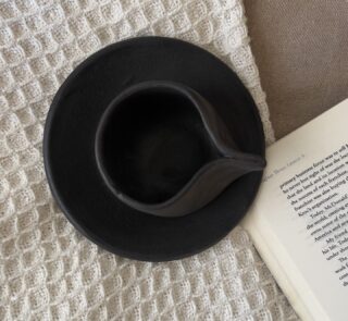 Kuro Kuro Stoneware Mug Quiet, but impossible to ignore A matte black stoneware cup and saucer made for slow, grounded coffee moments that don’t need explanation.