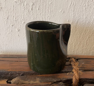 Oliva Stoneware Mug Lighter than it looks. richer than it feels A glossy olive-toned stoneware mug with subtle yellow-green speckles and a flat handle, carrying a fresh, natural energy in every sip.