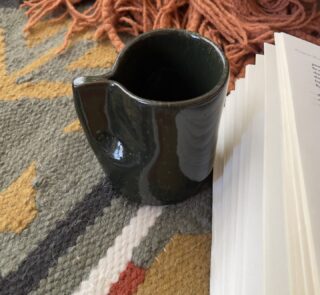 Oliva Stoneware Mug Lighter than it looks. richer than it feels A glossy olive-toned stoneware mug with subtle yellow-green speckles and a flat handle, carrying a fresh, natural energy in every sip.