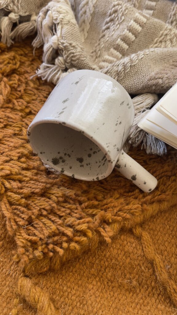 Sylva Stoneware Mug Familiar nature… seen in a deeper shade A creamy beige stoneware mug with soft olive speckles, inspired by traditional coffee rituals and quiet everyday moments.