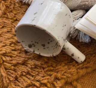 Sylva Stoneware Mug Familiar nature… seen in a deeper shade A creamy beige stoneware mug with soft olive speckles, inspired by traditional coffee rituals and quiet everyday moments.