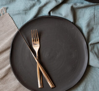 Dark Kisses Dinnerware SET For bold tables and beautiful contrasts A handcrafted stoneware dinnerware set finished in a rich matte glaze, designed for bold tables and everyday dining.