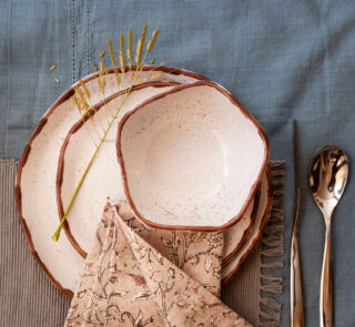 Rhea Angle Dinnerware SET Earth tones for grounded, beautiful tables A handcrafted stoneware dinnerware set in soft beige tones with subtle brown speckles and hand-finished brown edges, designed for warm and natural dining experiences.