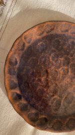 Bark Side Plate A beautiful stoneware side plate with a shiny mix of brown and honey colors. Handcrafted with a natural round shape, it is perfect for serving your daily sides, desserts, or small snacks.