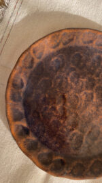 Bark Side Plate A beautiful stoneware side plate with a shiny mix of brown and honey colors. Handcrafted with a natural round shape, it is perfect for serving your daily sides, desserts, or small snacks.