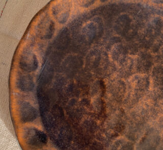 Bark Side Plate A beautiful stoneware side plate with a shiny mix of brown and honey colors. Handcrafted with a natural round shape, it is perfect for serving your daily sides, desserts, or small snacks.