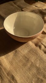 Flugor Pearl Bowl Crafted with a textured, crackled exterior and a vibrant alabaster beige glaze inside, this compact bowl adds a striking touch to your table. It is perfect for individual snacks or dips.