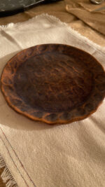 Bark Side Plate A beautiful stoneware side plate with a shiny mix of brown and honey colors. Handcrafted with a natural round shape, it is perfect for serving your daily sides, desserts, or small snacks.
