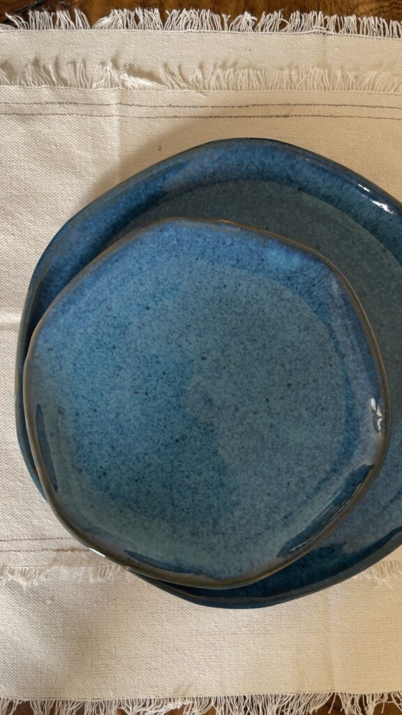 Great Lady Dinnerware SET For bold tables and beautiful contrasts A handcrafted stoneware dinnerware set finished in a rich matte glaze, designed for bold tables and everyday dining.