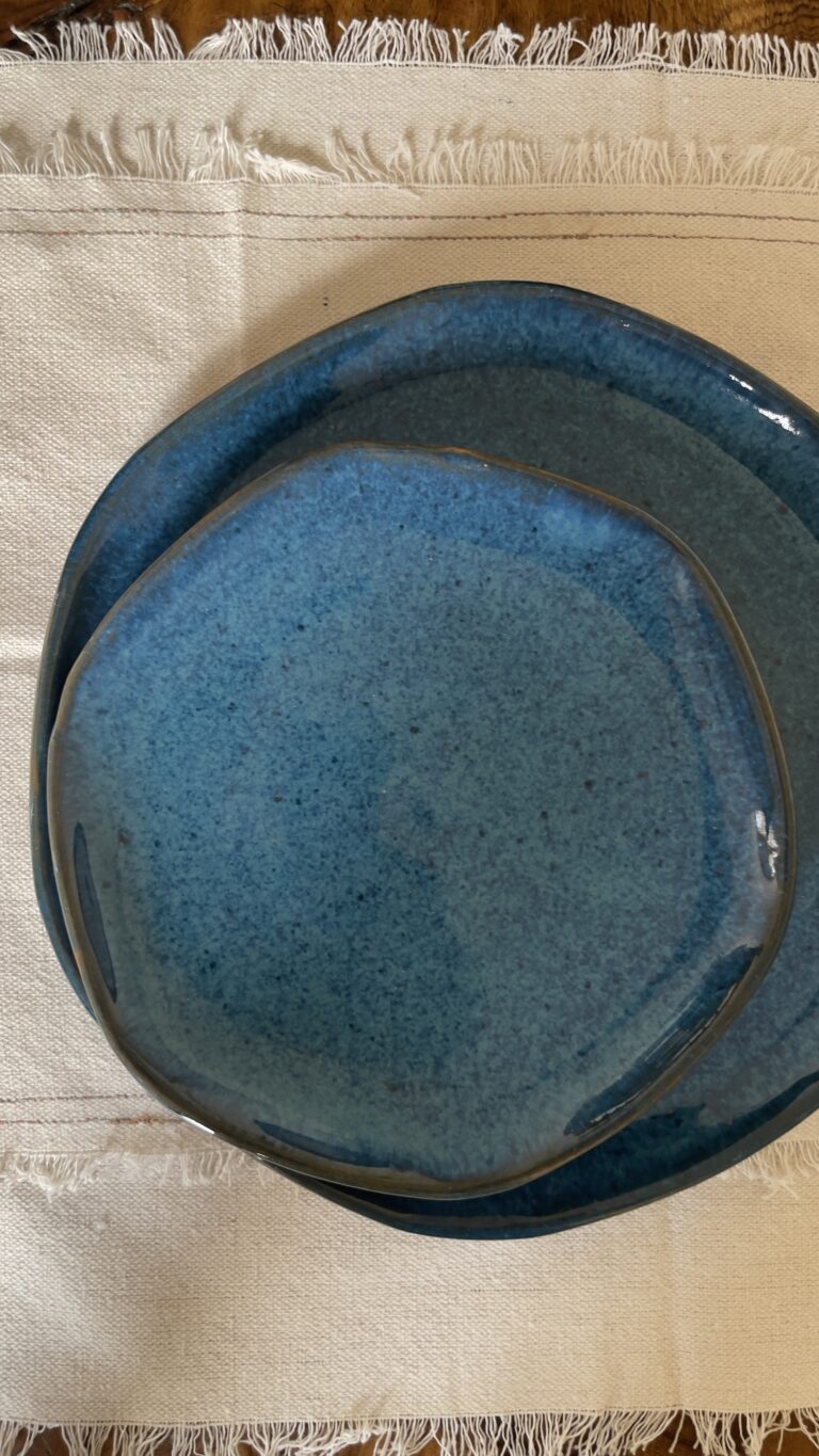 Great Lady Dinnerware SET For bold tables and beautiful contrasts A handcrafted stoneware dinnerware set finished in a rich matte glaze, designed for bold tables and everyday dining.