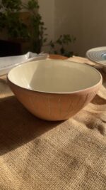 Flugor Pearl Bowl Crafted with a textured, crackled exterior and a vibrant alabaster beige glaze inside, this compact bowl adds a striking touch to your table. It is perfect for individual snacks or dips.