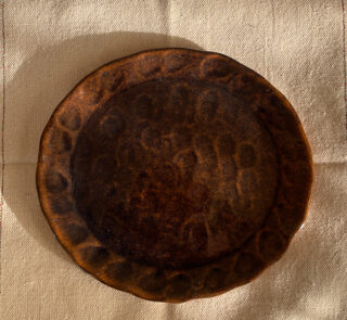 Bark Side Plate A beautiful stoneware side plate with a shiny mix of brown and honey colors. Handcrafted with a natural round shape, it is perfect for serving your daily sides, desserts, or small snacks.
