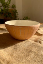 Flugor Pearl Bowl Crafted with a textured, crackled exterior and a vibrant alabaster beige glaze inside, this compact bowl adds a striking touch to your table. It is perfect for individual snacks or dips.