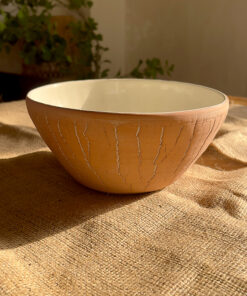 Flugor Pearl Bowl Crafted with a textured, crackled exterior and a vibrant alabaster beige glaze inside, this compact bowl adds a striking touch to your table. It is perfect for individual snacks or dips.