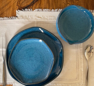 Great Lady Dinnerware SET For bold tables and beautiful contrasts A handcrafted stoneware dinnerware set finished in a rich matte glaze, designed for bold tables and everyday dining.