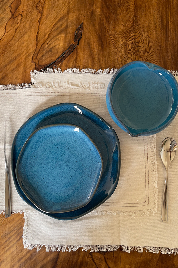 Great Lady Dinnerware SET For bold tables and beautiful contrasts A handcrafted stoneware dinnerware set finished in a rich matte glaze, designed for bold tables and everyday dining.
